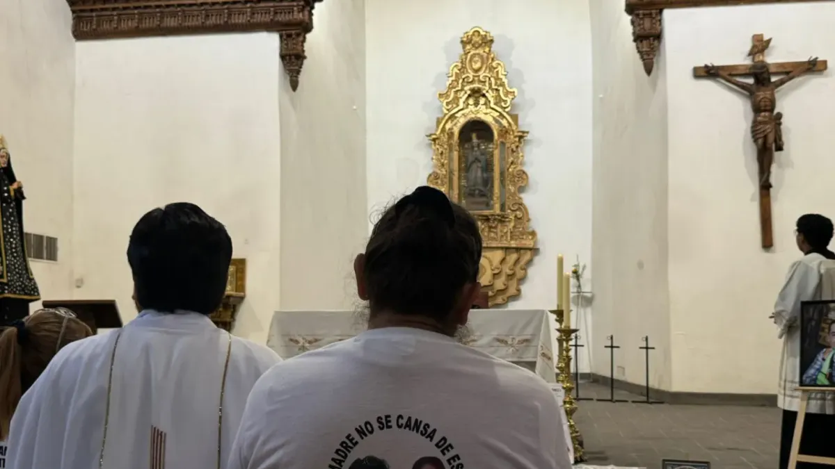 Se unen madres buscadoras y deudos de Plenitud para orar en misa