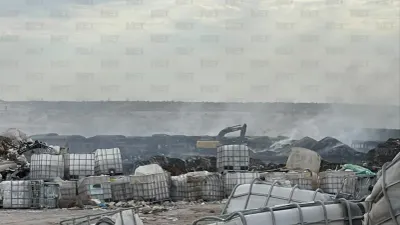Controlan al 98% incendio en centro de acopio de neumáticos