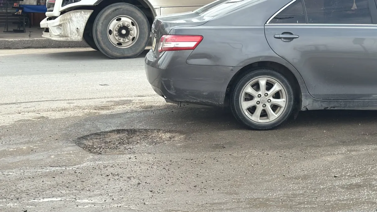 Reportan comerciantes baches ocultos bajo charcos en Valle del Cedro