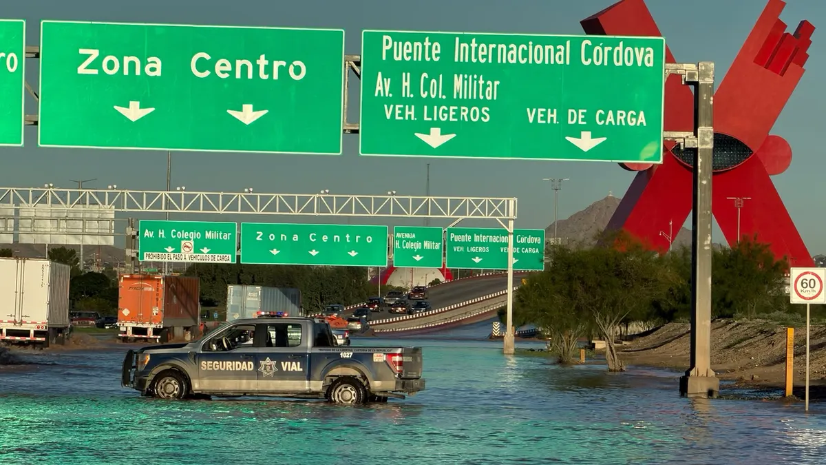 Casi un metro de acumulación de agua cubre tramo del Juan Pablo II