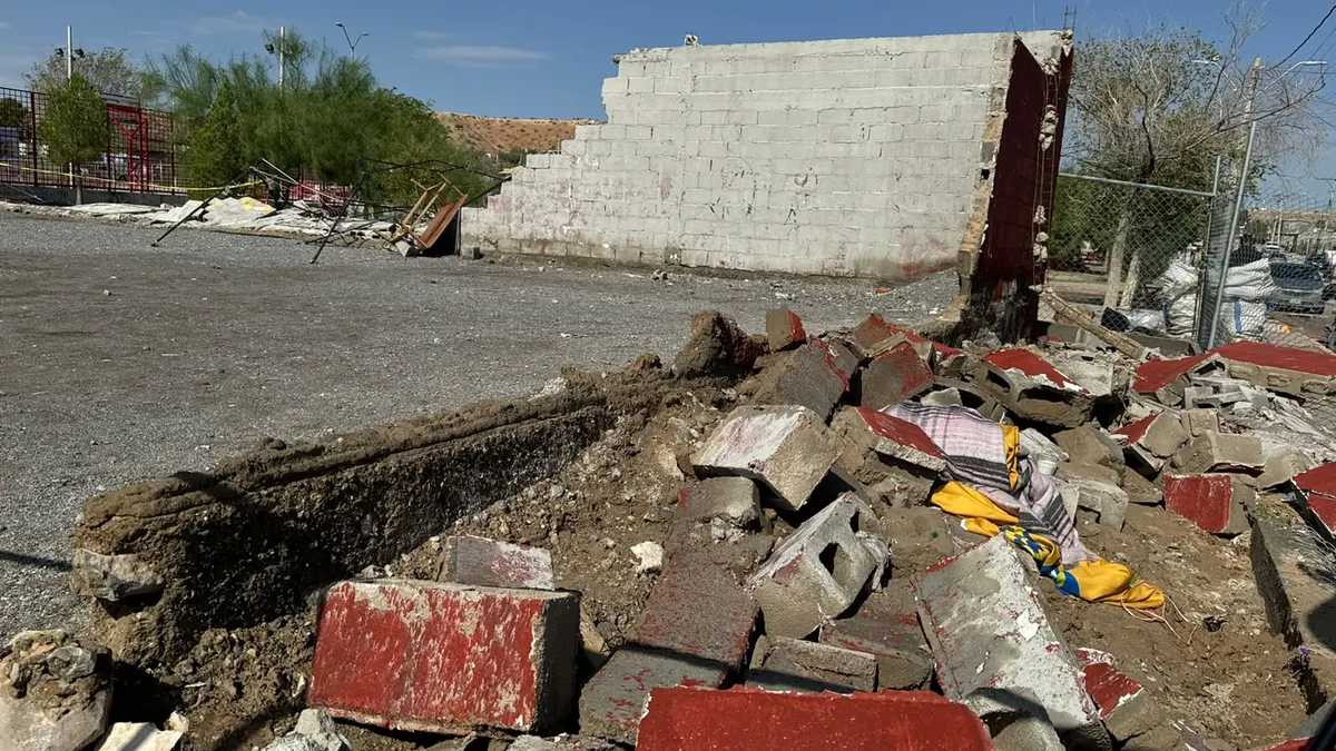 Colocan veladora donde murió joven al tratar de refugiarse de tormenta en Anapra
