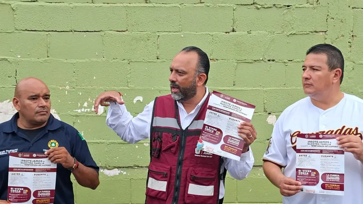 Entregan volantes con medidas preventivas ante lluvias en el norponiente de Juárez
