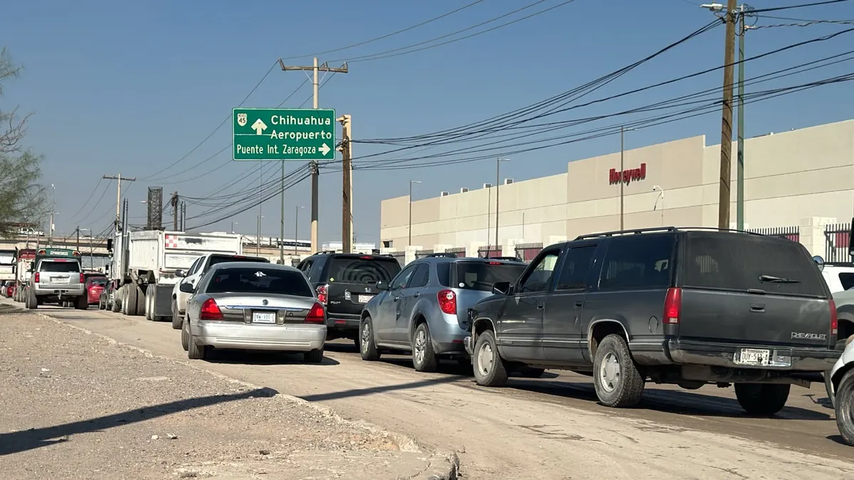 Choque entre auto y tráiler afecta el tránsito en Miguel de la Madrid