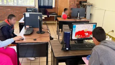 Entrega SEyD apoyos y computadoras en la Sierra Tarahumara