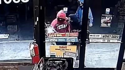 Reportan robo en tienda Oxxo de El Paso; buscan a tres sospechosos