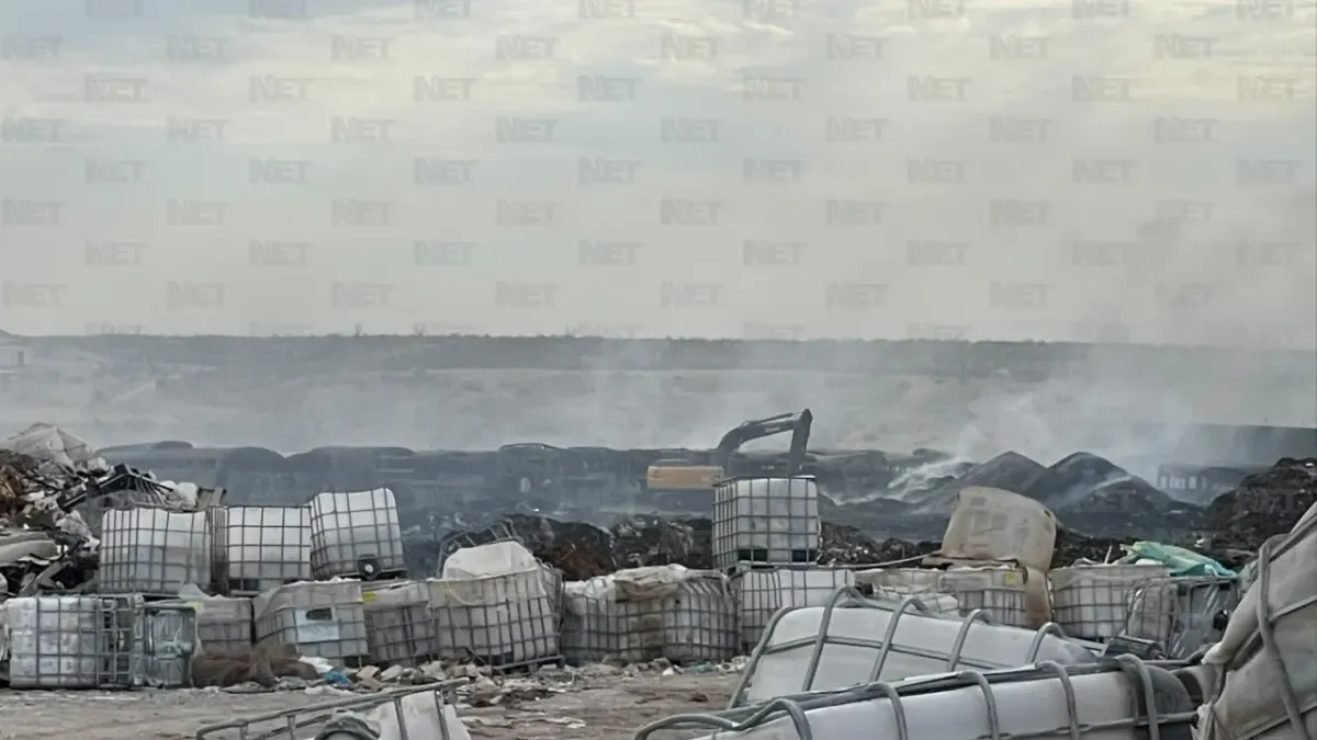 Cumplen Bomberos cerca de 48 horas combatiendo incendio de recicladora