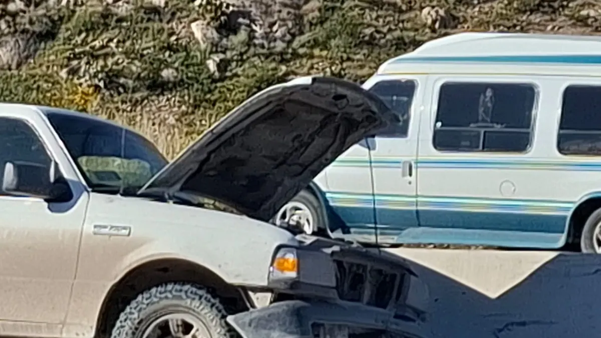 Choca contra muro en Camino Real tras ser encerrado por auto que huyó