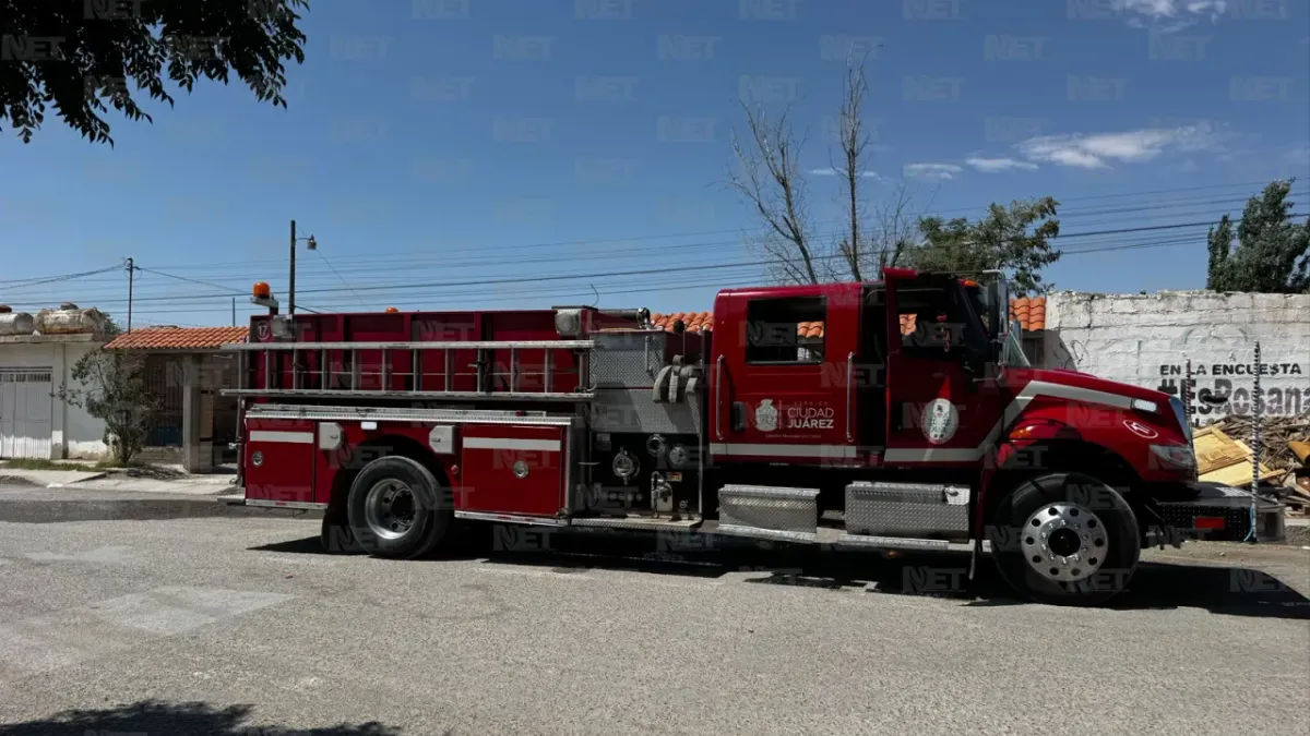 Incendio moviliza a Bomberos en la colonia Azteca
