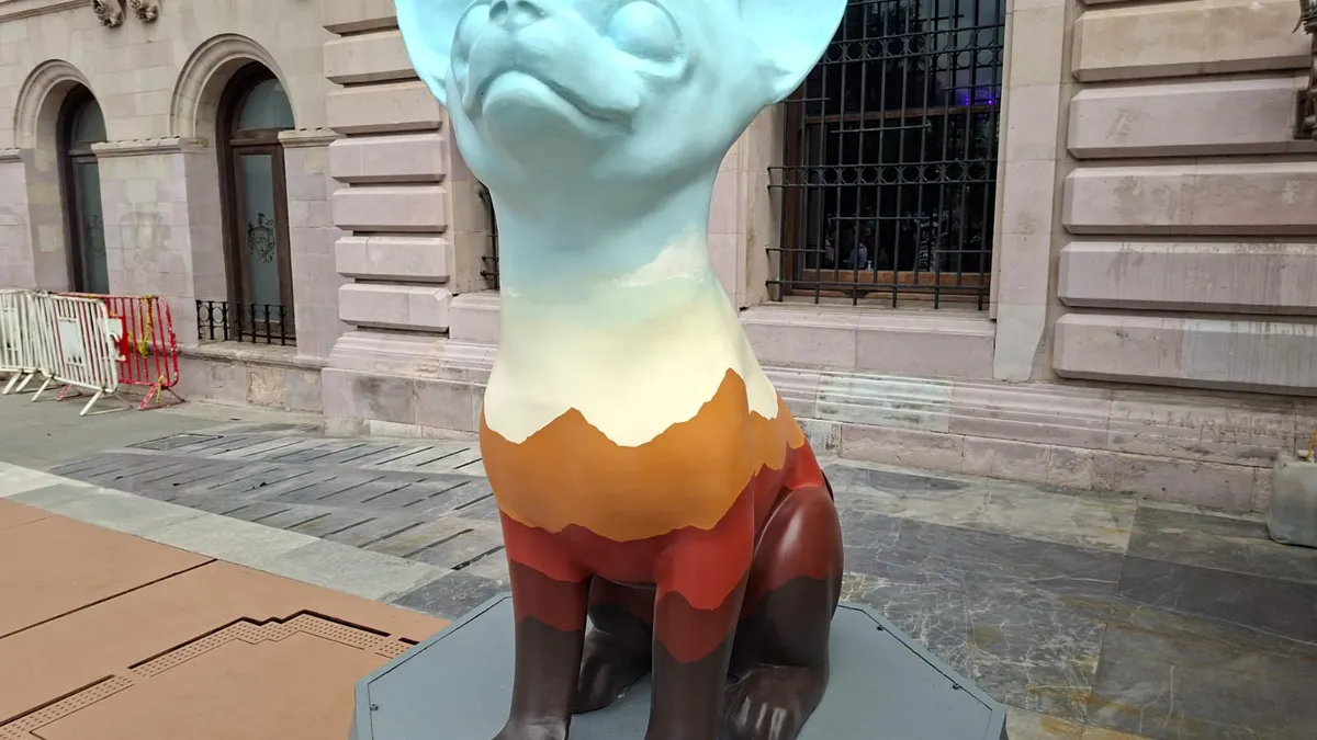 Artistas locales intervienen esculturas de perros chihuahua para el Ficuu