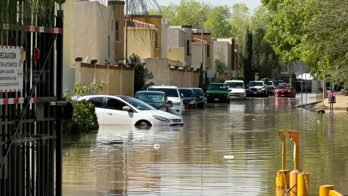 Inundación deja atrapados a residentes en Jardines de San Carlos II