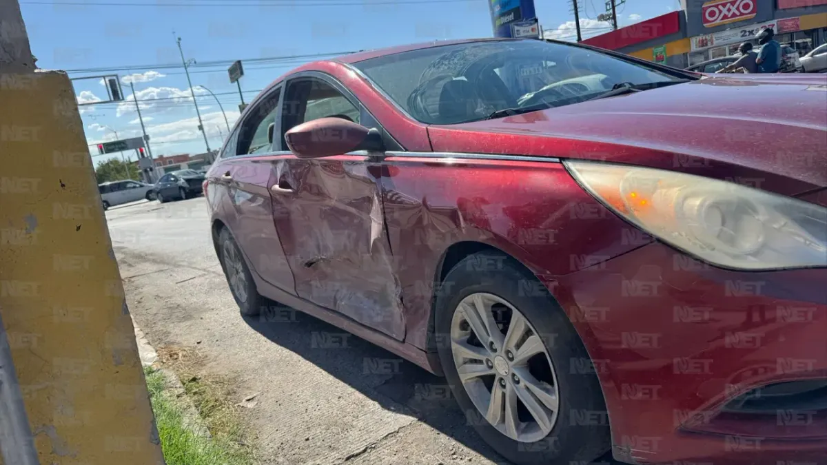 Conductora se pasa semáforo por ambulancia y provoca choque