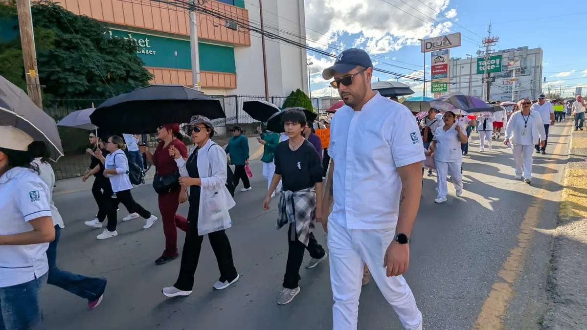 Más de mil trabajadores del IMSS marchan en Juárez; exigen aumento salarial e insumos