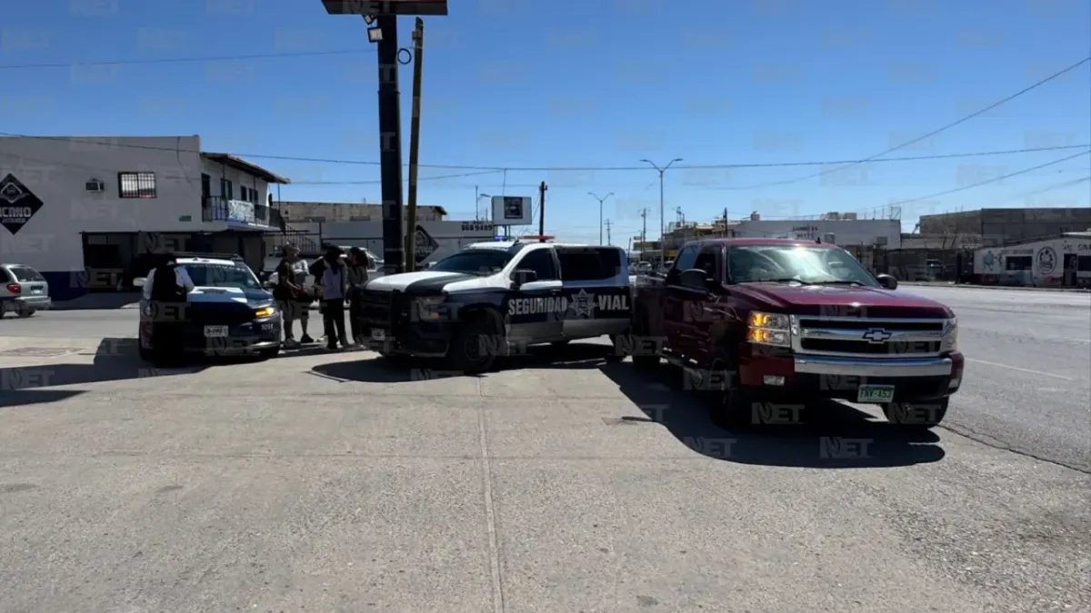 Atienen paramédicos a mujer embarazada y menor tras choque en la Carlos Amaya