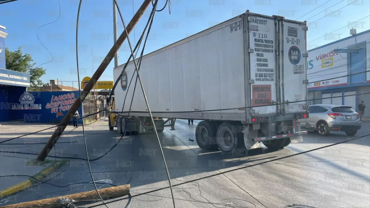 Tráiler derriba poste y afecta circulación en la Plutarco Elías Calles