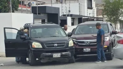 Chocan dos camionetas en avenida de Los Insurgentes y causan caos vial
