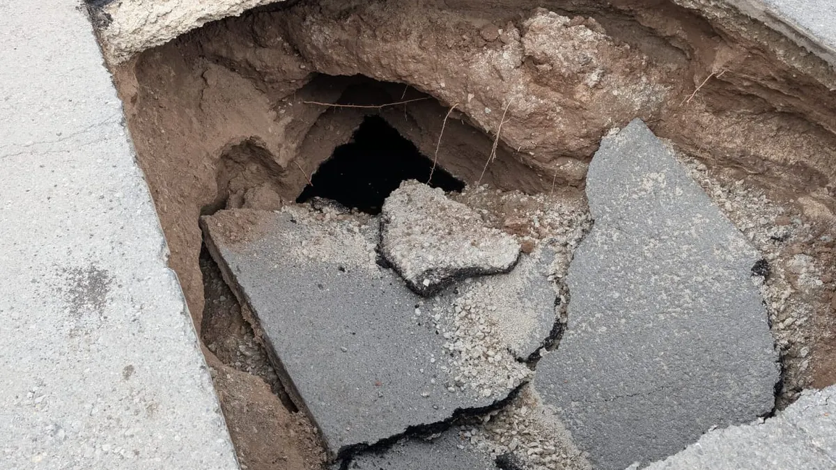 Se abre socavón en cruce de Zempoala y Sicomoros, cerca de Pueblito Mexicano