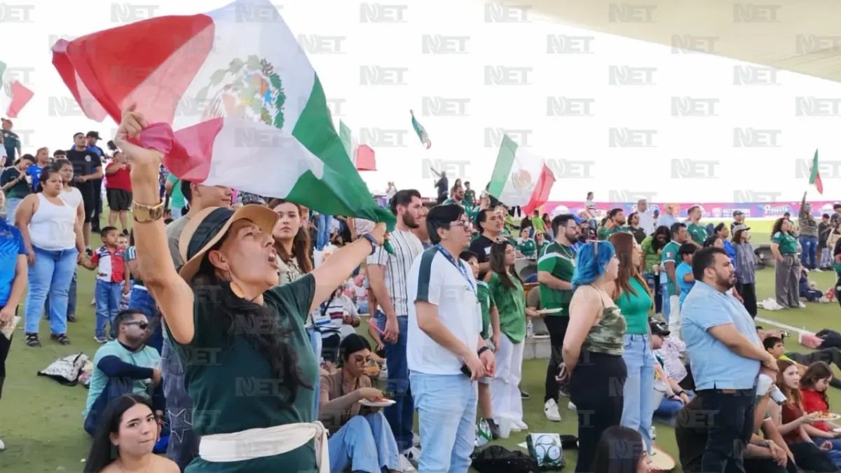 Disfrutan juarenses partido inaugural del Mundial en Parque Central