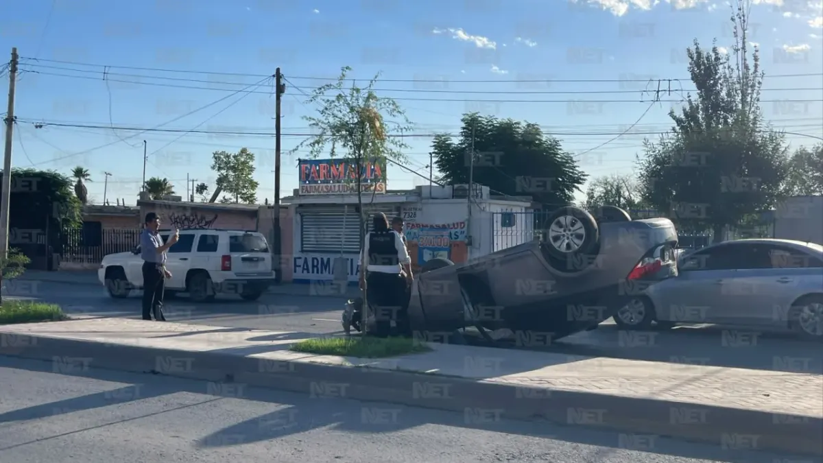 Conductor choca auto estacionado, vuelca y huye en la Morelos