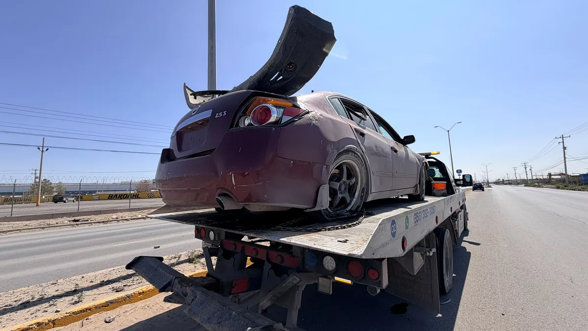 Conductora derriba lámpara y destroza su auto en bulevar Óscar Flores