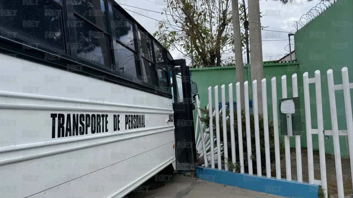 Rutero se pasa luz roja, choca y destroza barda de guardería 