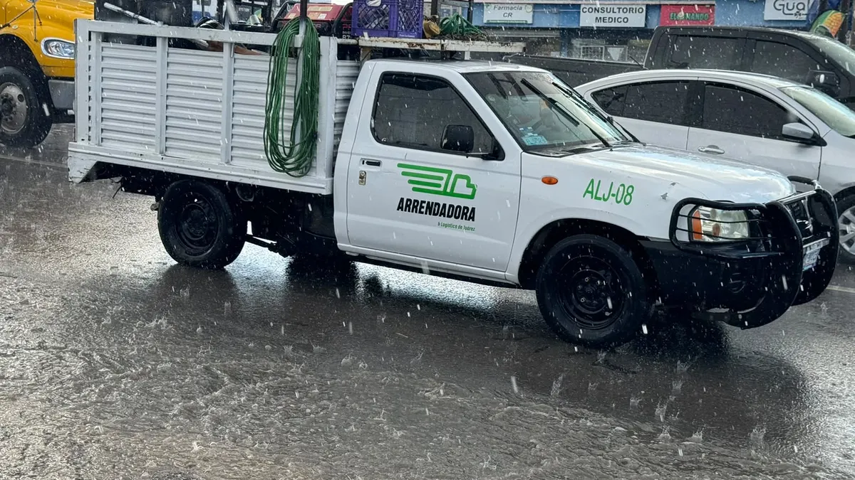 Lluvia inesperada deja encharcamientos en el sur de Juárez