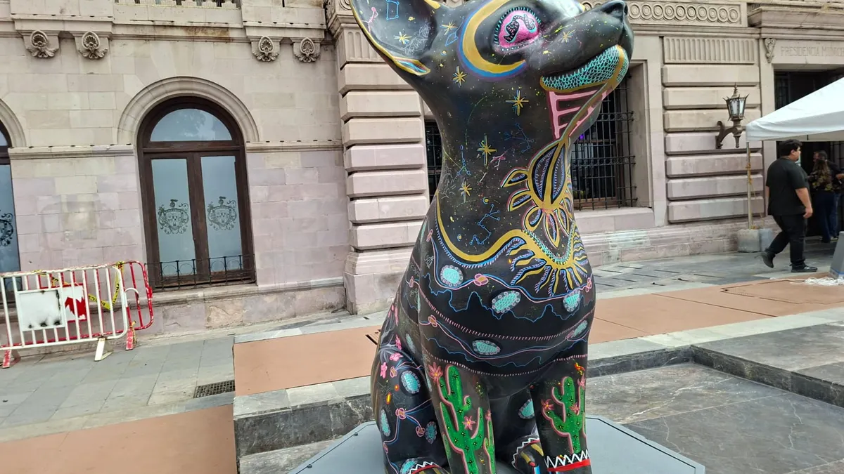 Artistas locales intervienen esculturas de perros chihuahua para el Ficuu