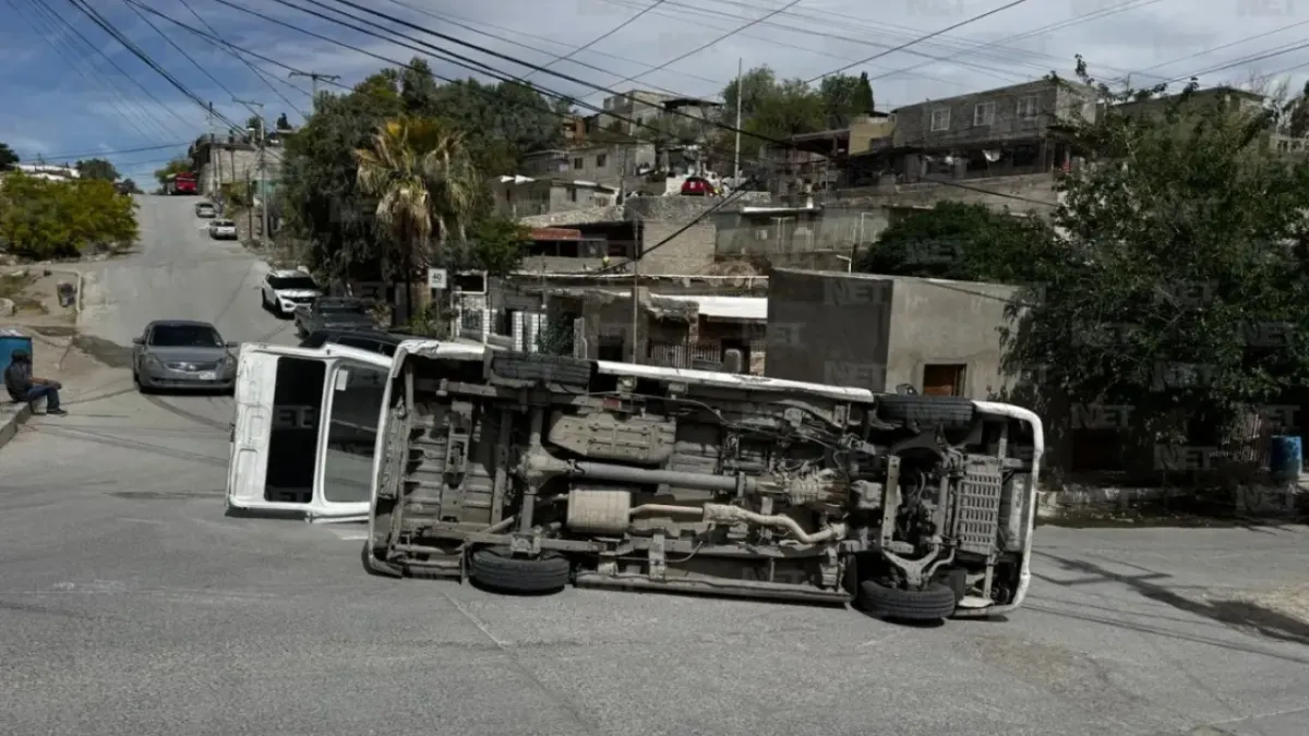 Camioneta con trabajadores vuelca en la Josefa Ortiz de Domínguez