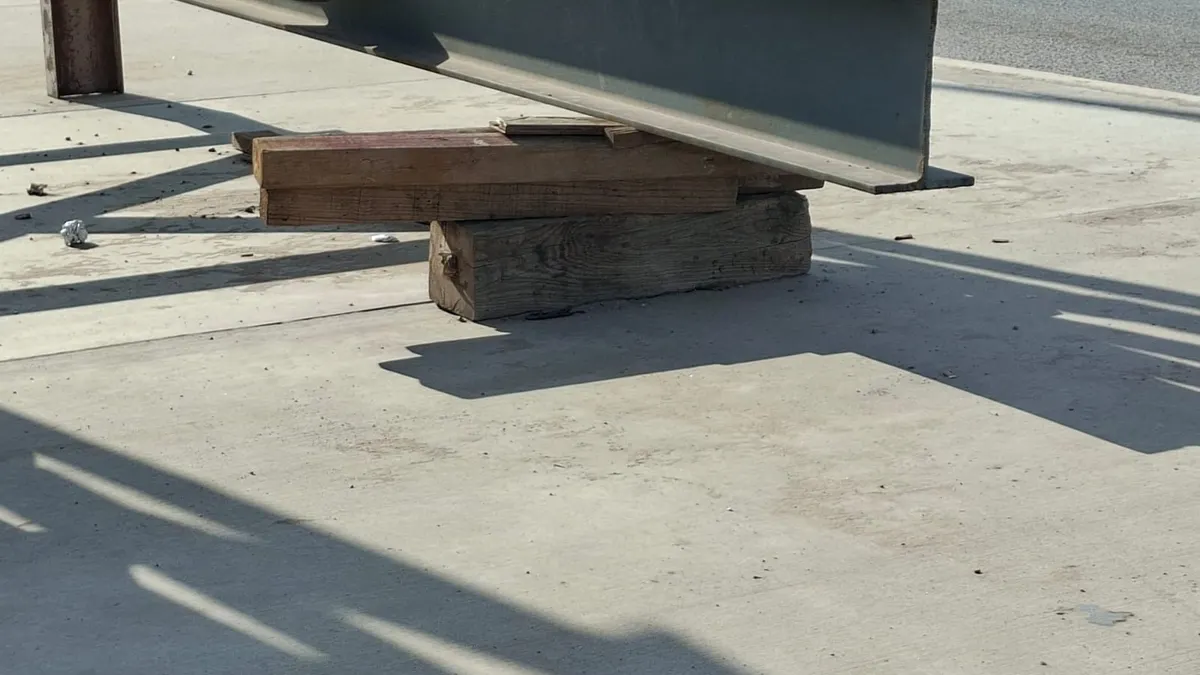 Piden retirar estructura de riesgo sobre banqueta en Talamás Camandari