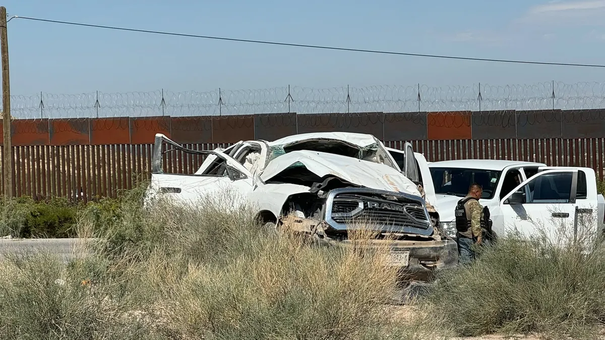 Vuelca camioneta de agentes estatales en carretera Anapra-Santa Teresa