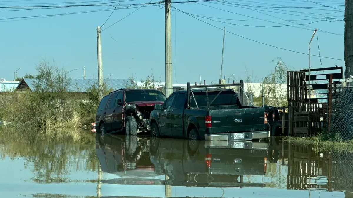 Desborda drenaje en Villas del Sur III y deja 150 casas rodeadas de aguas negras