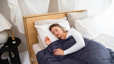 Dormir más el fin de semana no recupera el sueño perdido, según especialistas