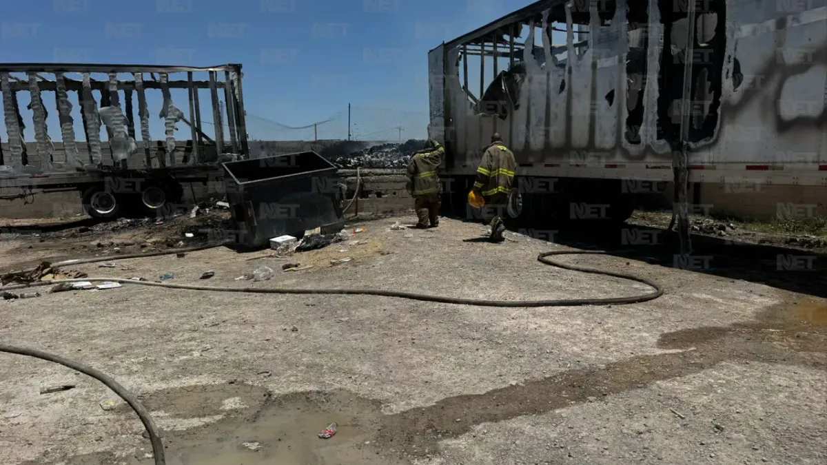 Incendio consume dos cajas de tráiler en la Panamericana