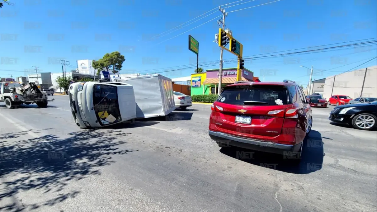 Choca y termina volcado 