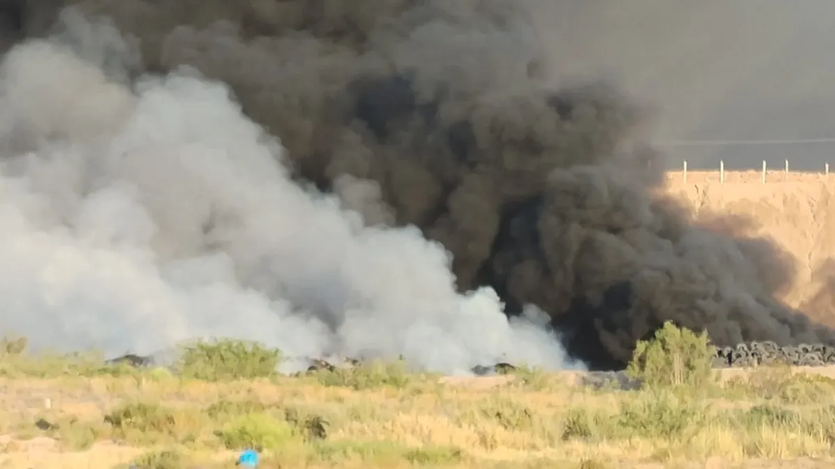 Incendio en relleno sanitario moviliza a bomberos y Protección Civil