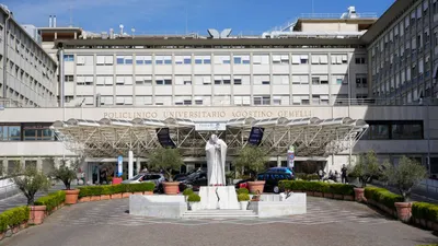 Retoma Papa León XIV trabajo en hospital y avanza su recuperación