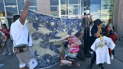Artesanos oaxaqueños ofrecen colchas tejidas a mano en el Centro de Juárez