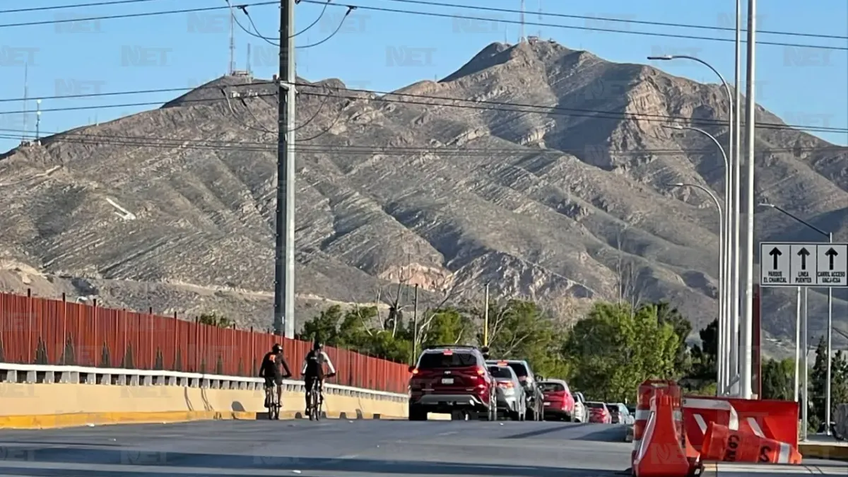 Acumula Puente Libre la mayor fila para cruzar a El Paso este domingo