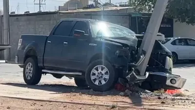 Choca camioneta contra poste de la CFE y provoca apagón en Paseos del Bosque