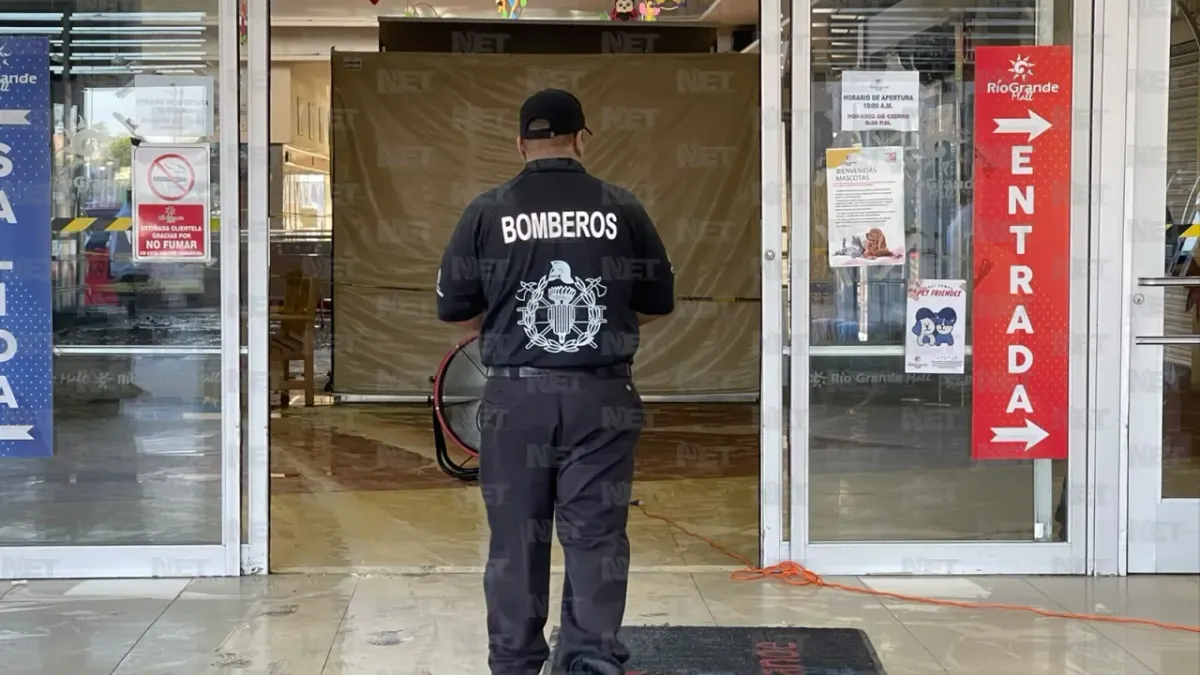 Se registra incendio en Río Grande Mall durante la madrugada; permanece cerrado