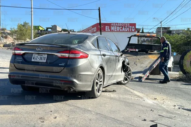 Vuelca auto con placas de Texas en la División del Norte y conductor huye