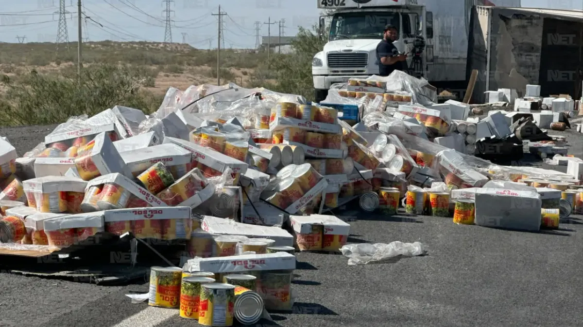 Choque deja dos heridos y carga de alimentos enlatados regada en la Panamericana