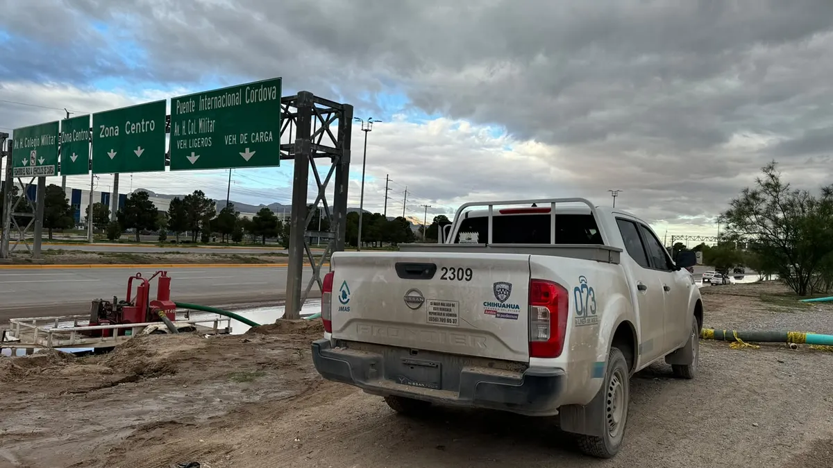 Habilitan dos carriles en Juan Pablo II tras labores de desagüe