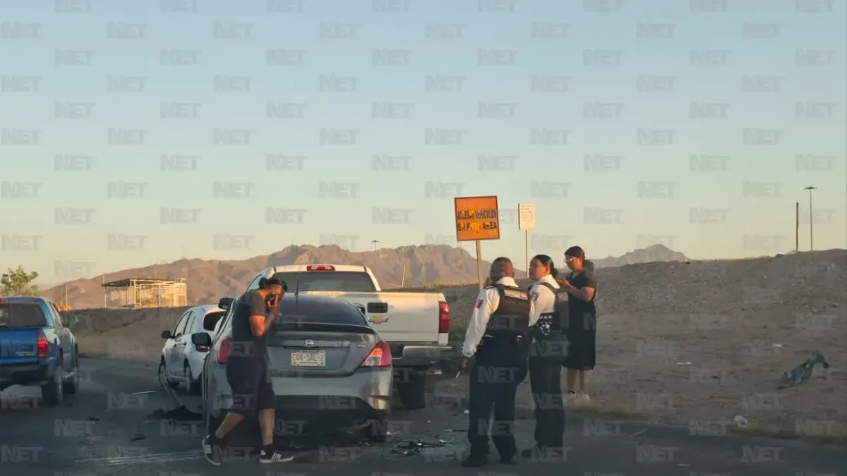 Vehículo choca contra pickup en fila para cruce internacional