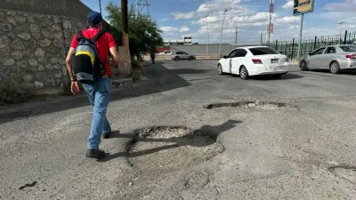 Piden choferes reparar baches frente a la Central Camionera de Juárez