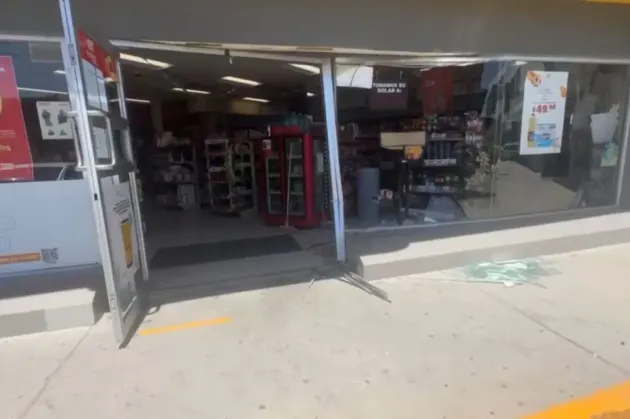 Pisó el acelerador en lugar del freno y chocó contra Oxxo