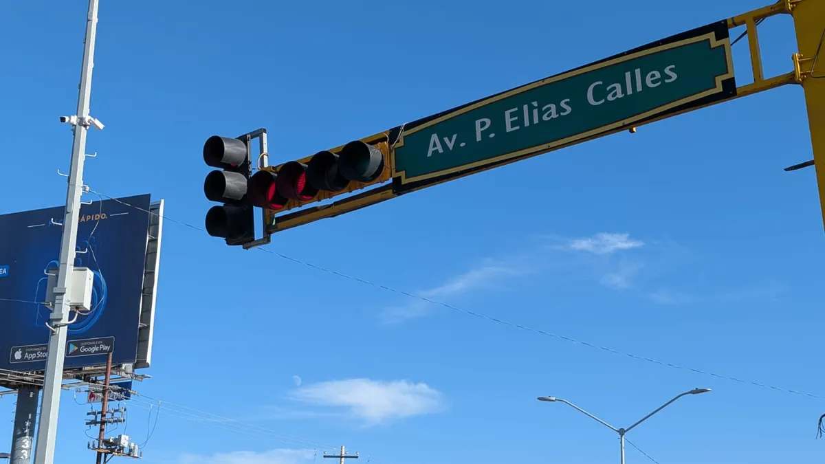 Falla en semáforos de Óscar Flores y Plutarco Elías Calles causa congestión vial