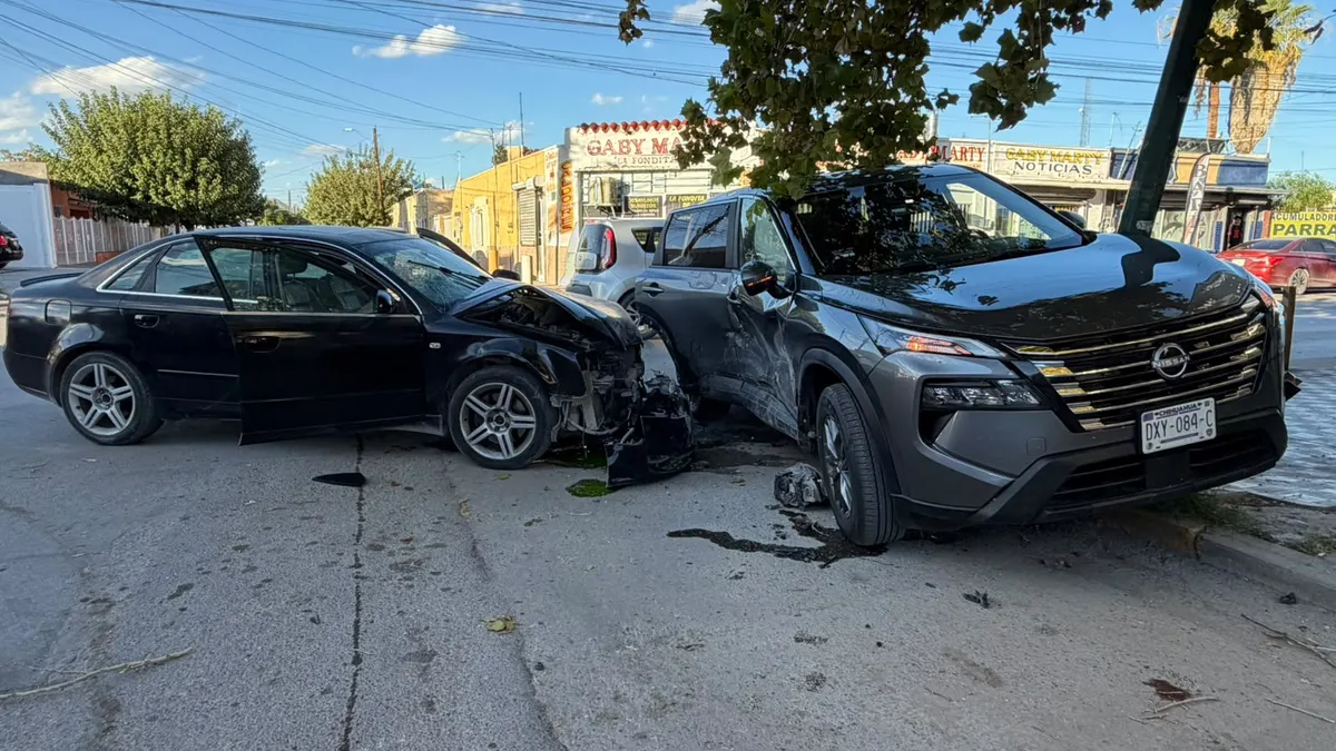 Chocan Audi y Nissan en Vicente Guerrero; hay una mujer y dos menores lesionados