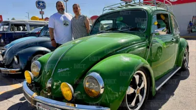 Celebran Día del Vocho con caravana de más de 100 autos en Juárez