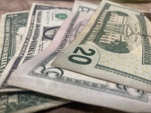 El dólar amanece a la baja en Juárez: 18.25 a la venta