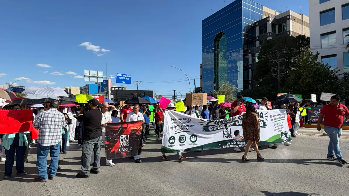 Marcha personal del Hospital 6 del IMSS por el Pronaf y López Mateos